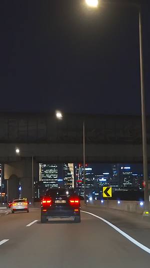 夜晚城市夜景霓虹车流视频的预览图