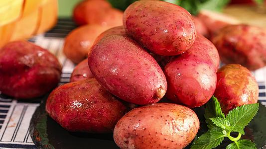 七彩土豆红皮红心土豆农产品高清实拍4k视频
振兴乡村
视频的预览图