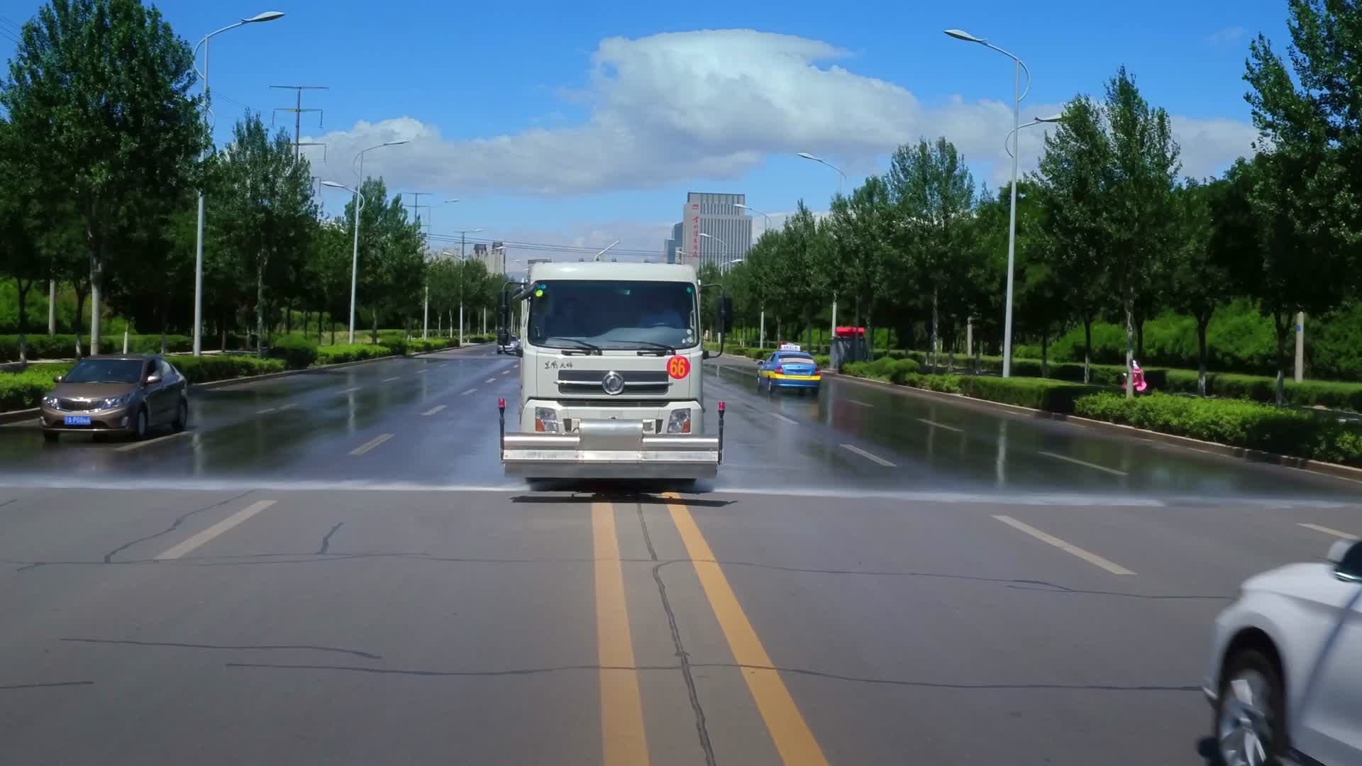 宁夏银川洒水车路面清洁视频的预览图