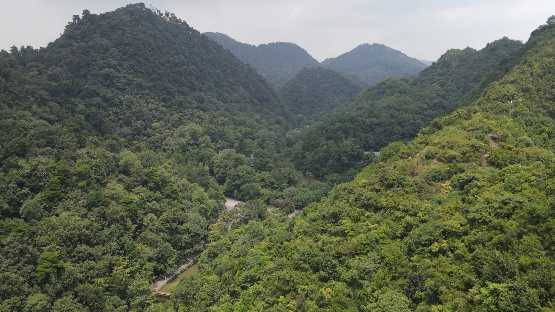 贵州贵阳黔灵山4A景区航拍视频的预览图