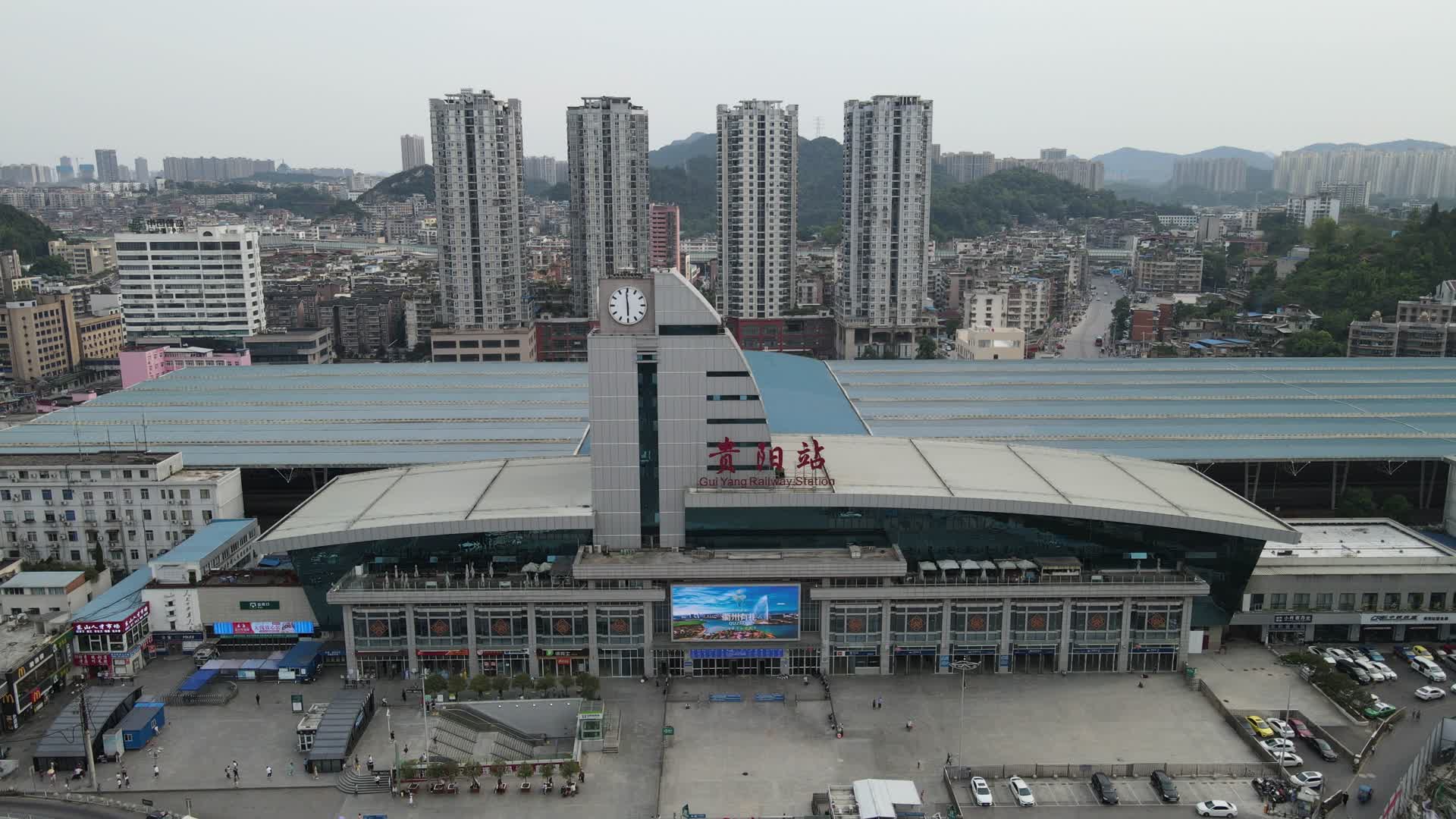航拍贵阳火车站城市交通视频的预览图