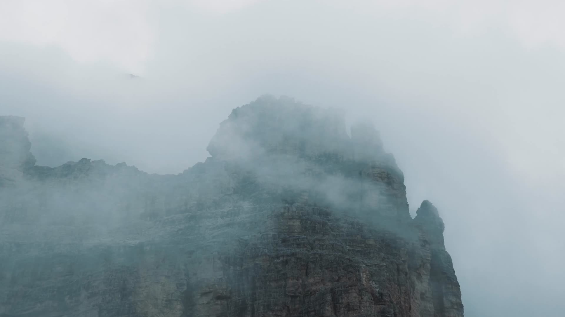 冬季雪山群山云雾缭绕视频的预览图
