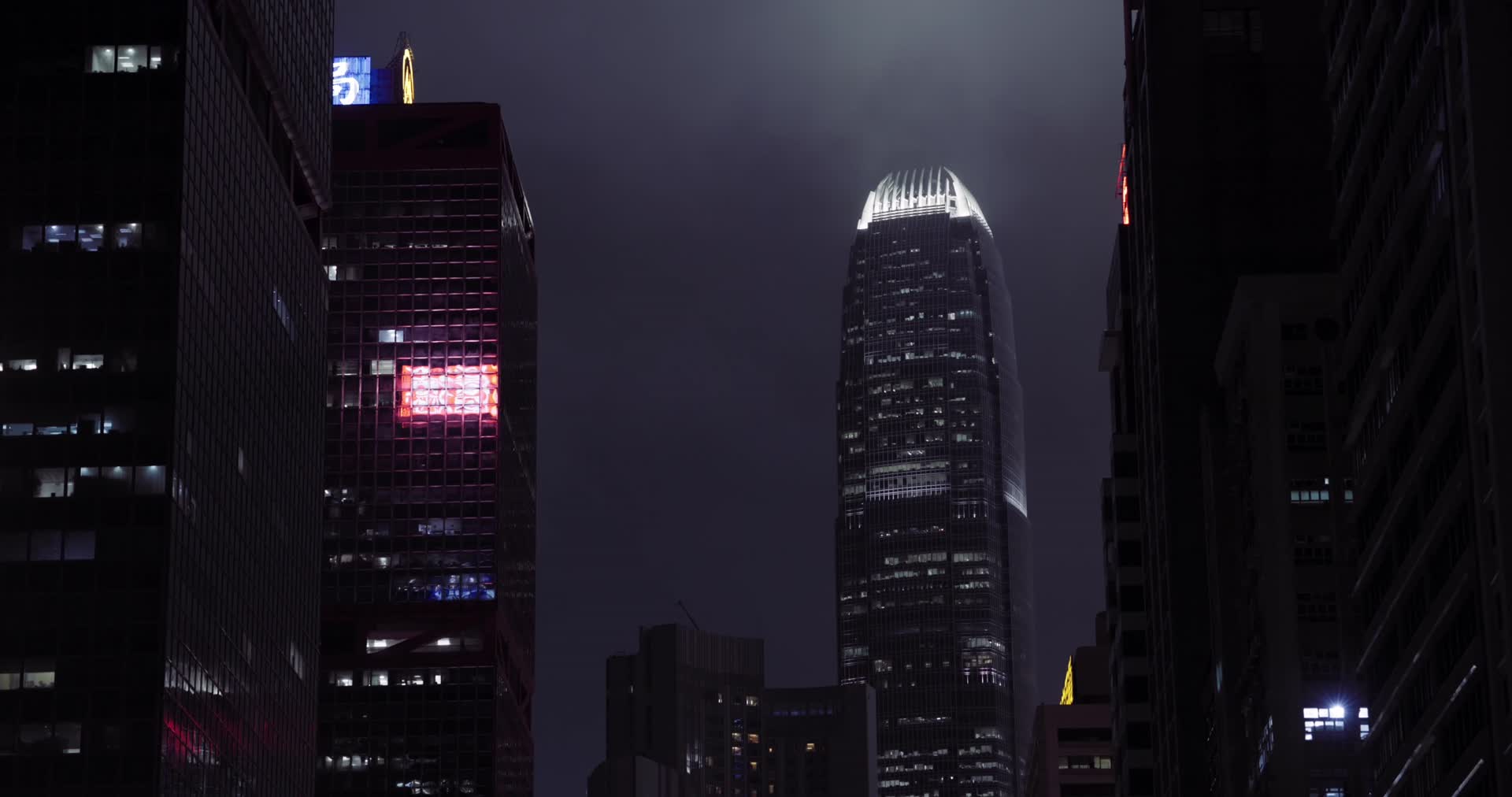 香港夜晚下雨城市街道车流视频的预览图
