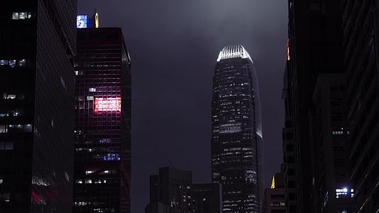 香港夜晚下雨城市街道车流视频的预览图