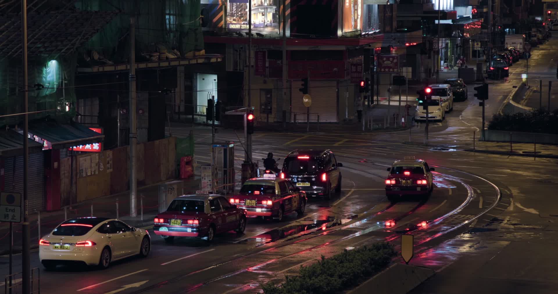 香港夜晚雨后城市街道车流行人视频的预览图
