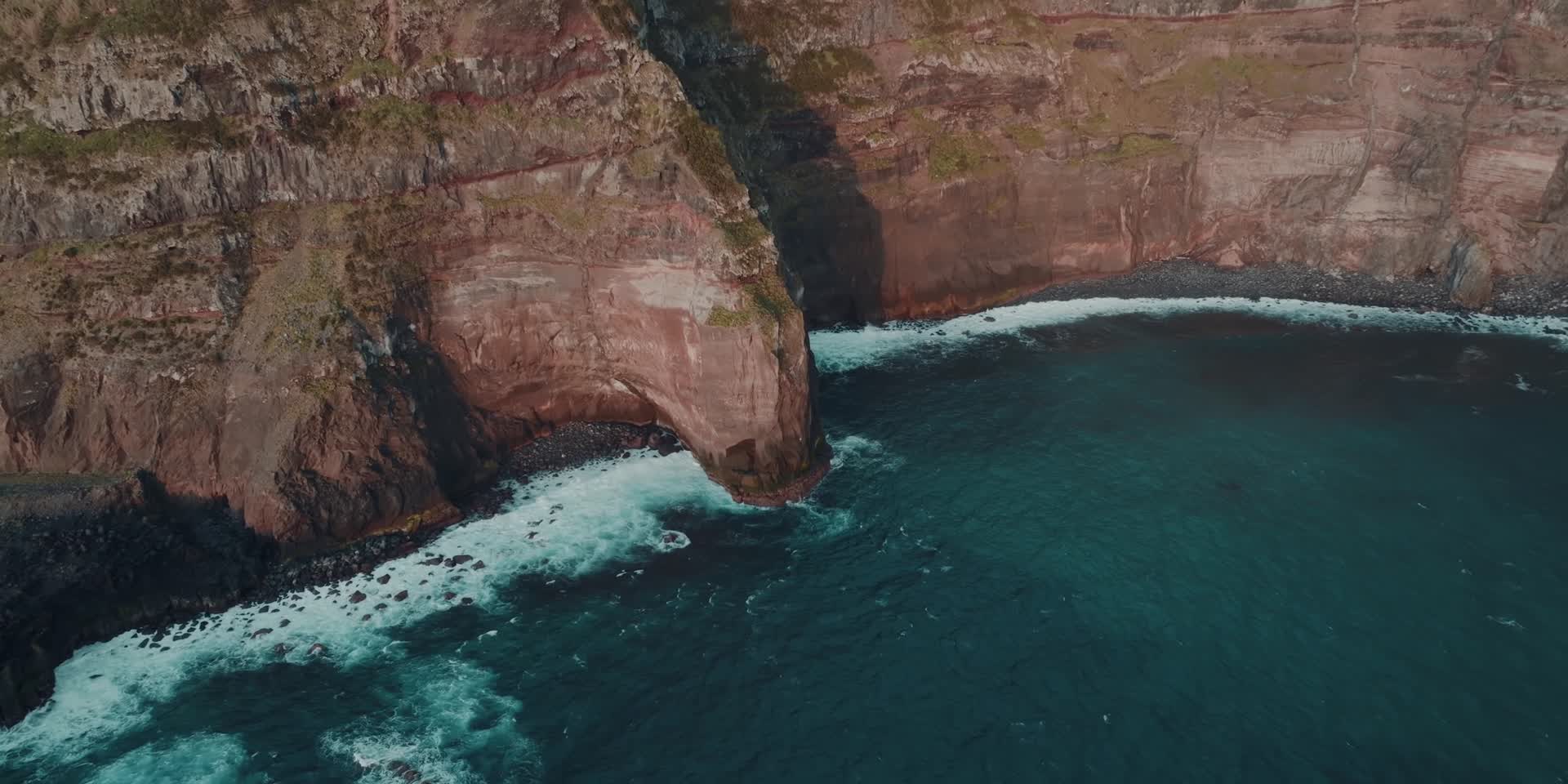岛屿悬崖海岸海浪冲刷礁石激起浪花视频的预览图