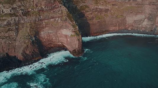 岛屿悬崖海岸海浪冲刷礁石激起浪花视频的预览图