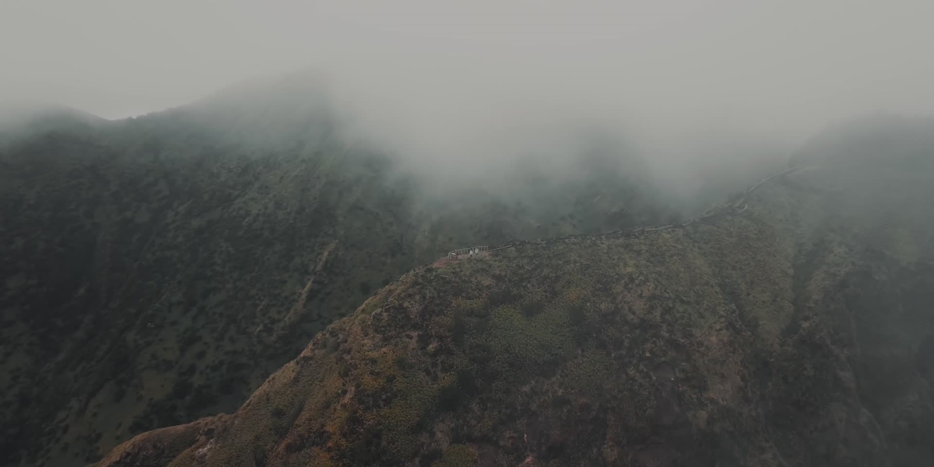海岛岛屿森林云雾海岸线航拍视频的预览图
