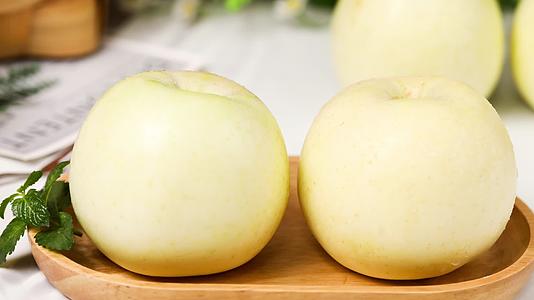 奶油白苹果新鲜水果4k实拍视频视频的预览图