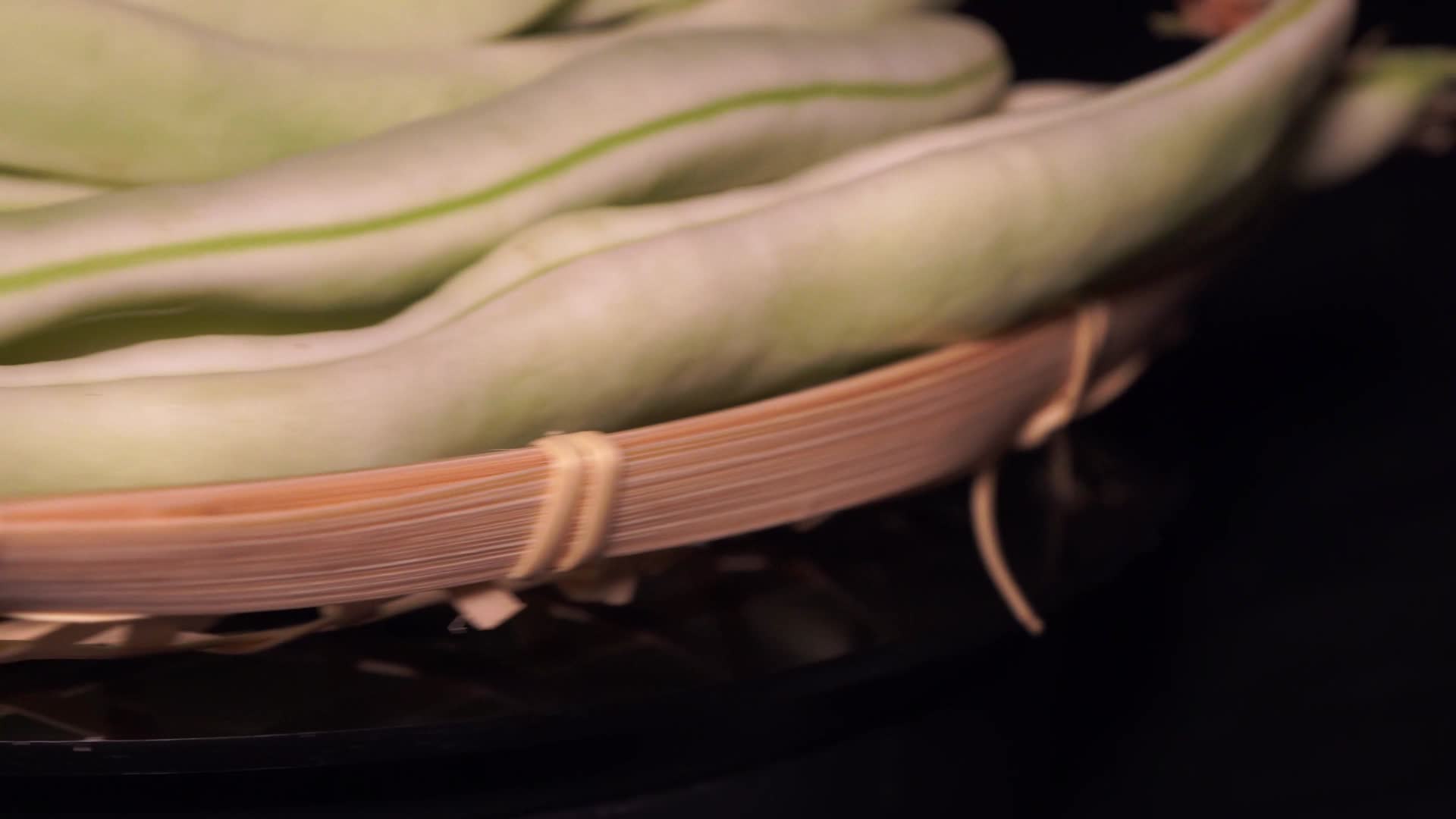 竹篮里的白不老豆角扁豆视频的预览图