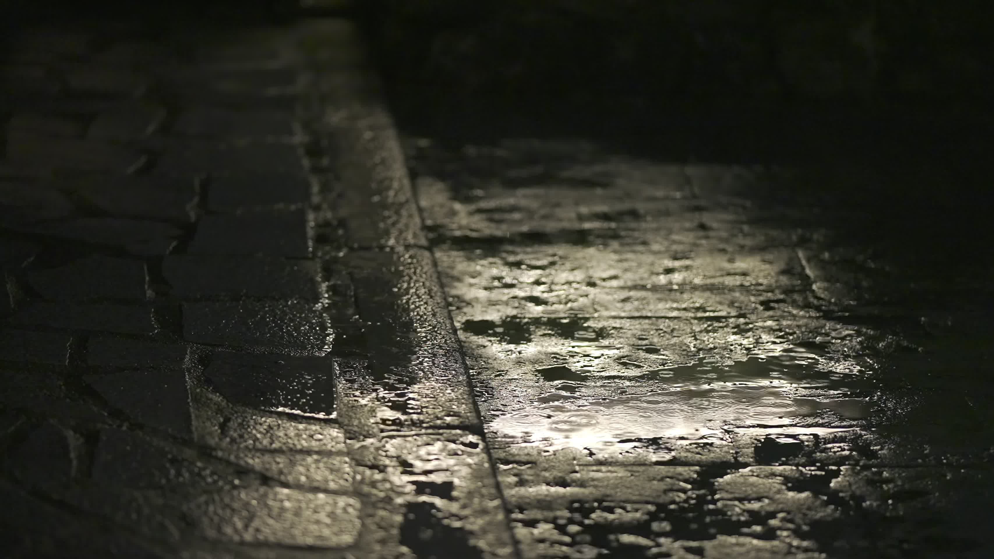 下雨夜晚街道地砖积水反光倒影雨滴视频的预览图