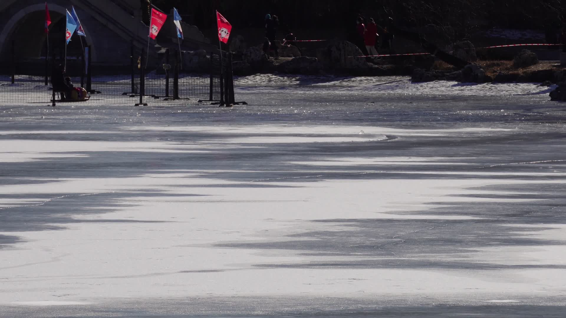 行宫紫竹院澄鲜湖冰场冰上运动视频的预览图
