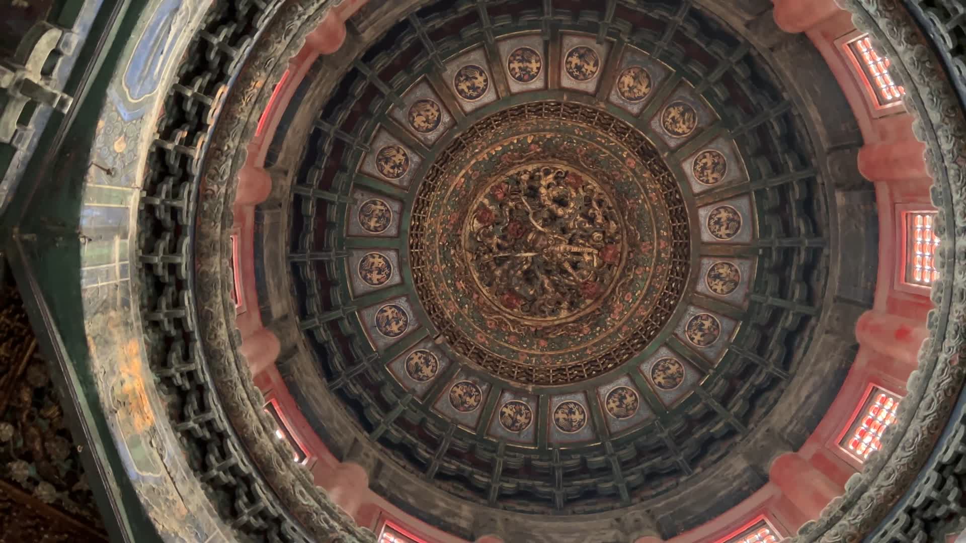旋转故宫长廊穹顶古建筑房顶圆顶视频的预览图