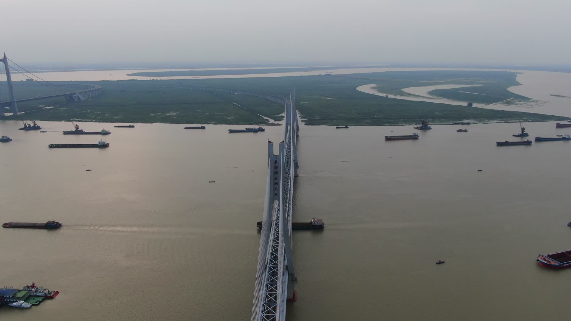 湖南岳阳洞庭湖大桥航拍视频的预览图