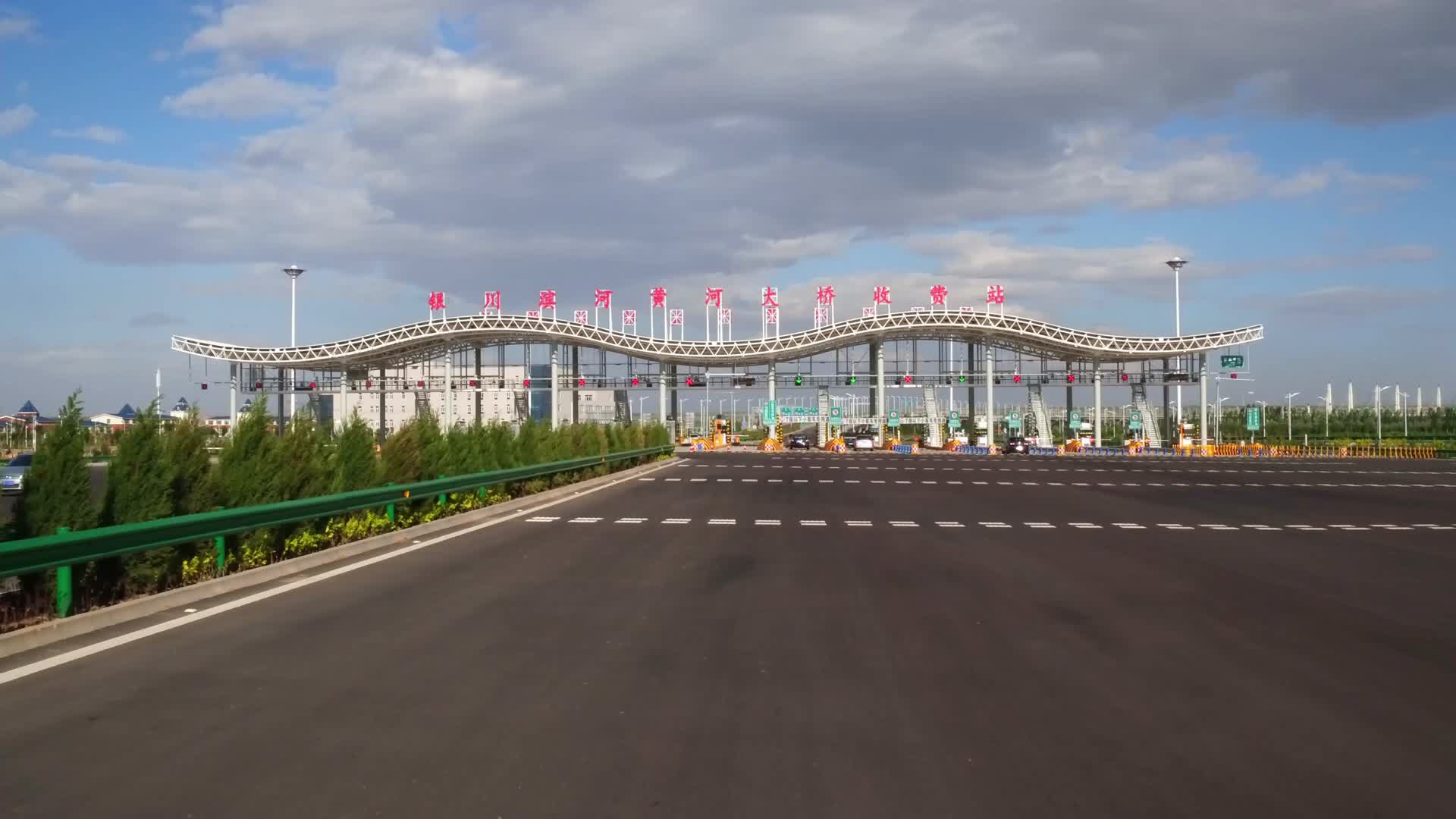 航拍宁夏滨河新区屯兴智慧银川大数据中心视频的预览图