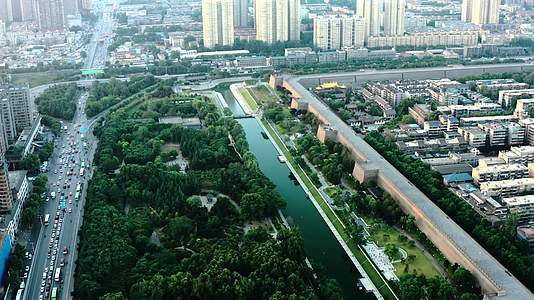 4K航拍西安玉祥门环城公园和护城河视频的预览图