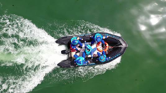 蓝天救援队冲锋舟水上救援视频的预览图