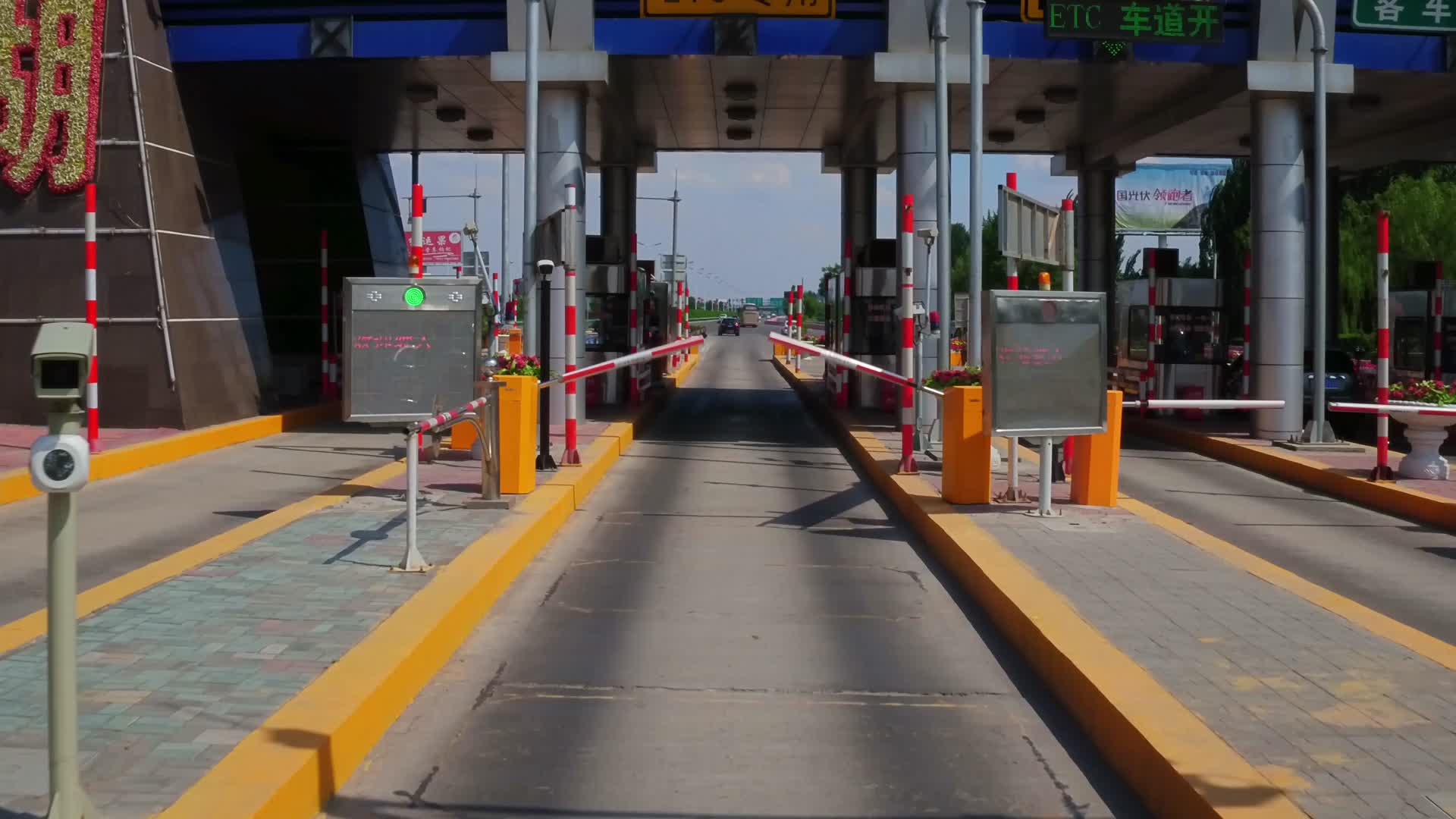 航拍宁夏高速公路过ETC视频的预览图