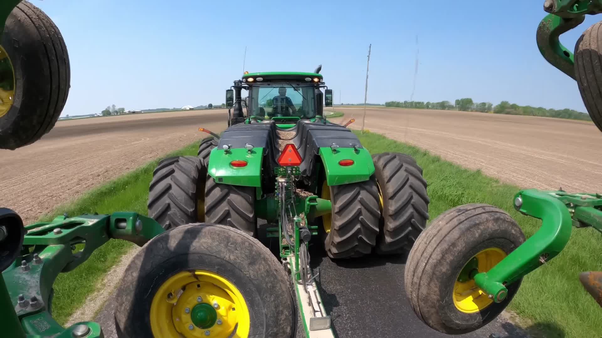 农用耕地拖拉机乡间道路行驶延时视频的预览图