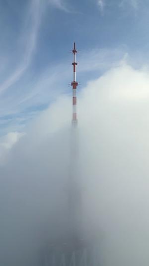 广州塔竖拍穿云空镜视频的预览图