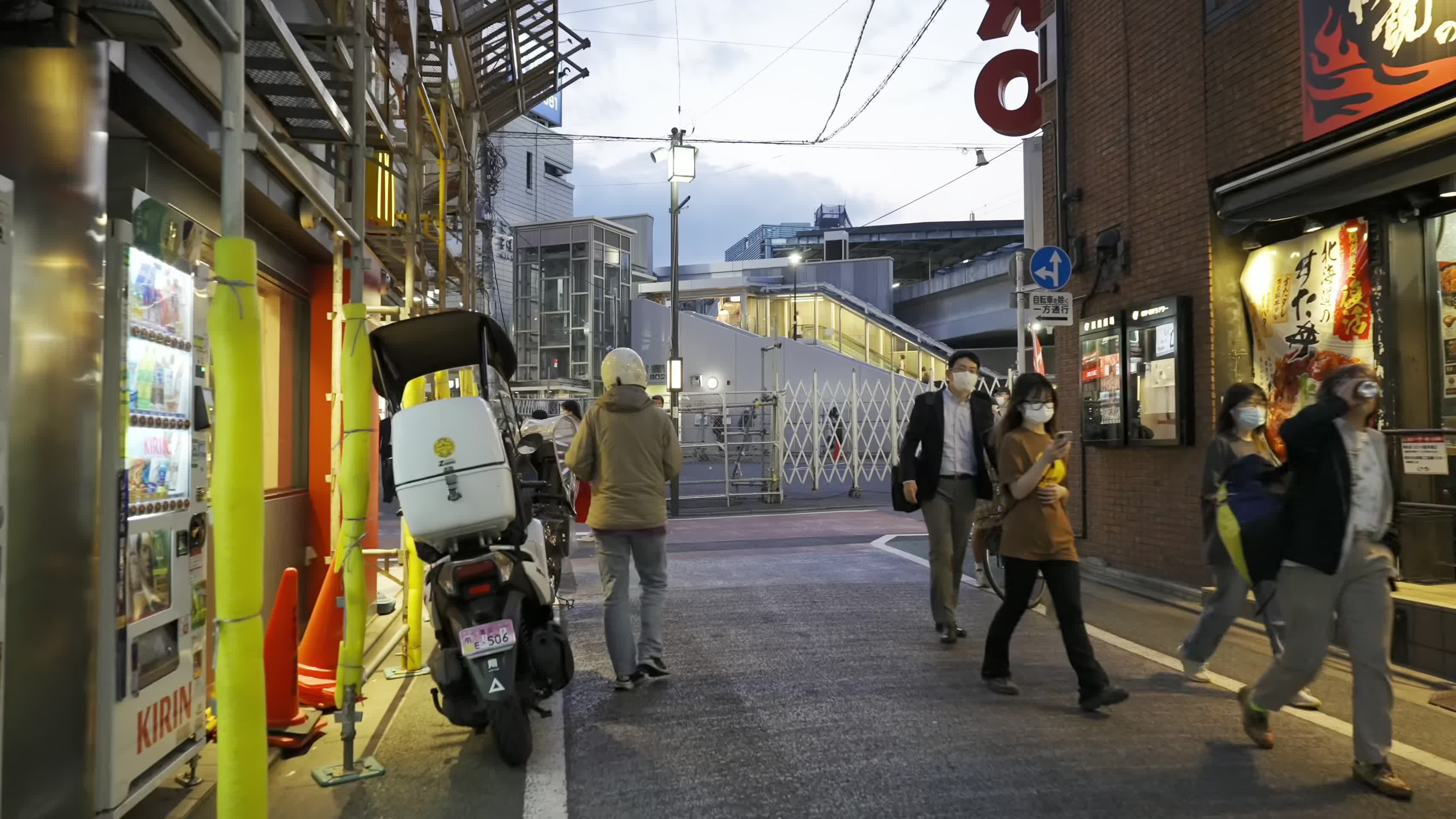 疫情期间日本东京街头店铺餐厅行人视频的预览图