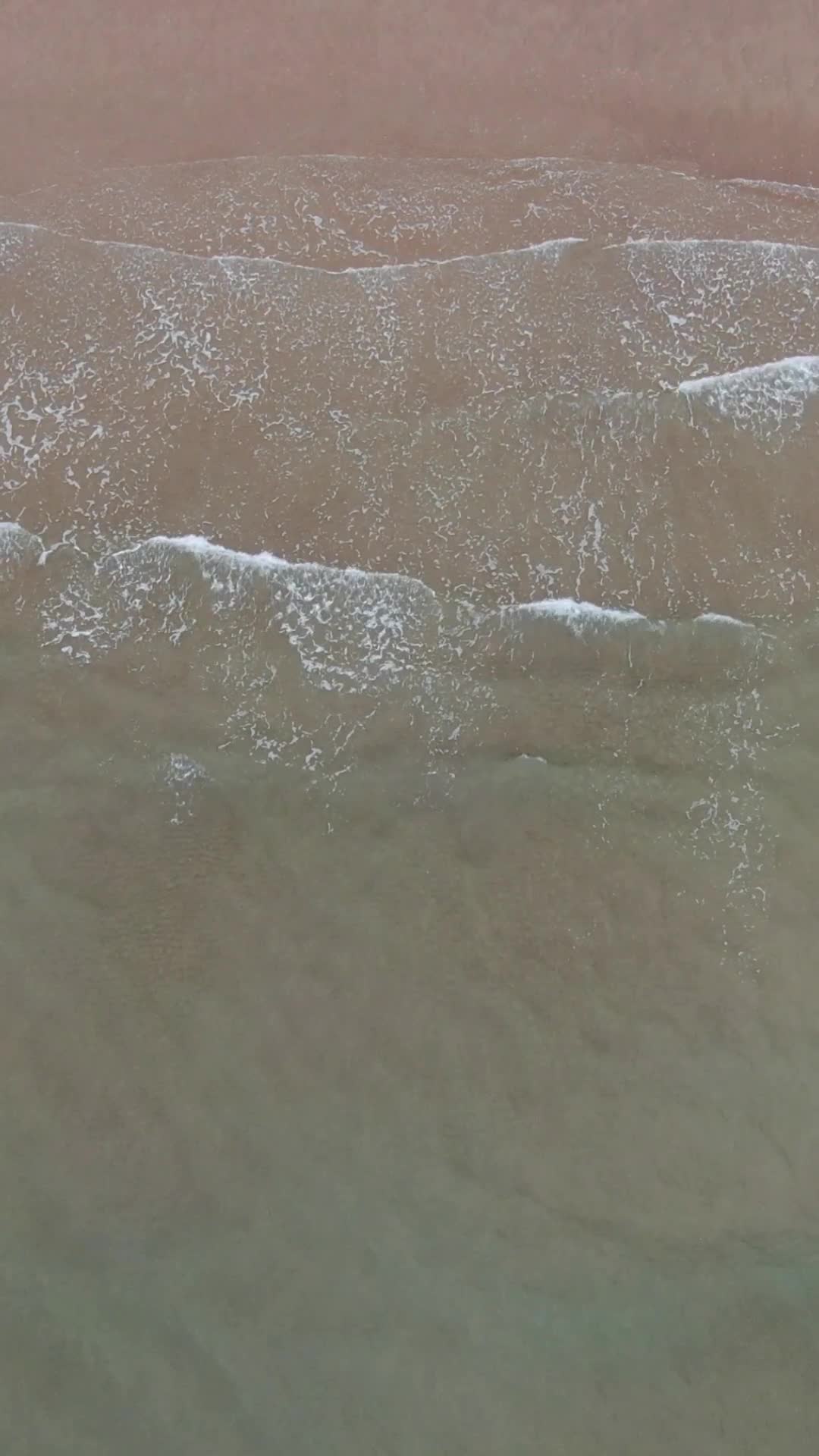 航拍大海海浪沙滩海洋视频的预览图