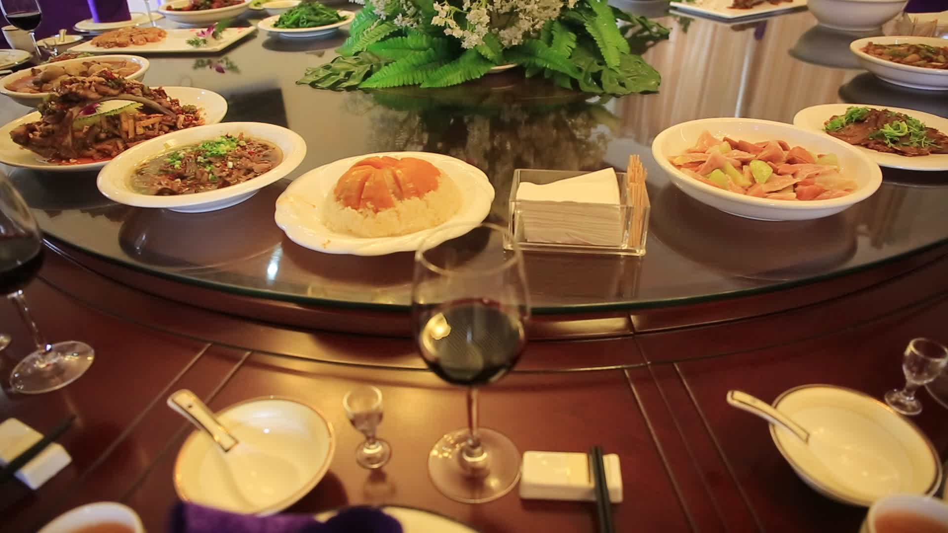 餐饮美食旋转餐厅美味桌席视频的预览图