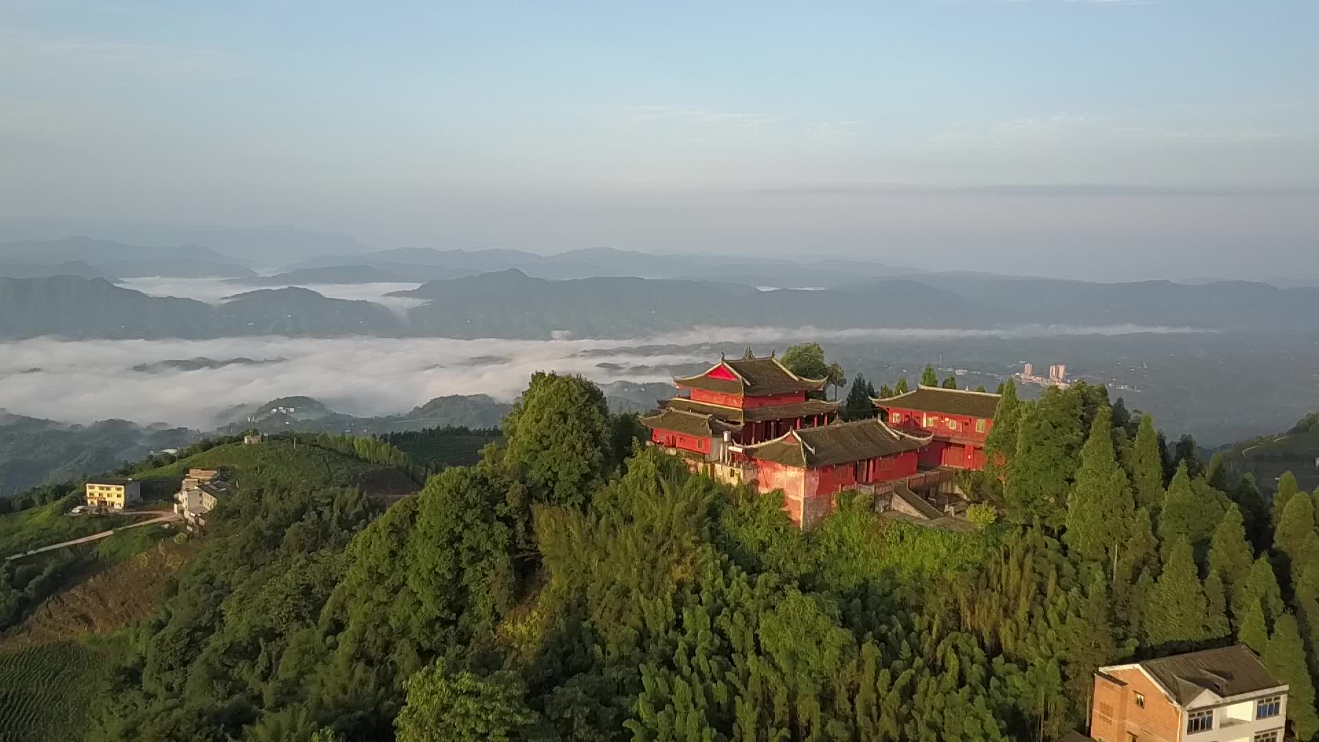 普照山航拍飞越茶山寺庙古寺视频的预览图
