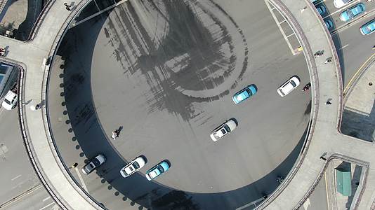 4K旋转上升俯拍城市人行天桥视频的预览图