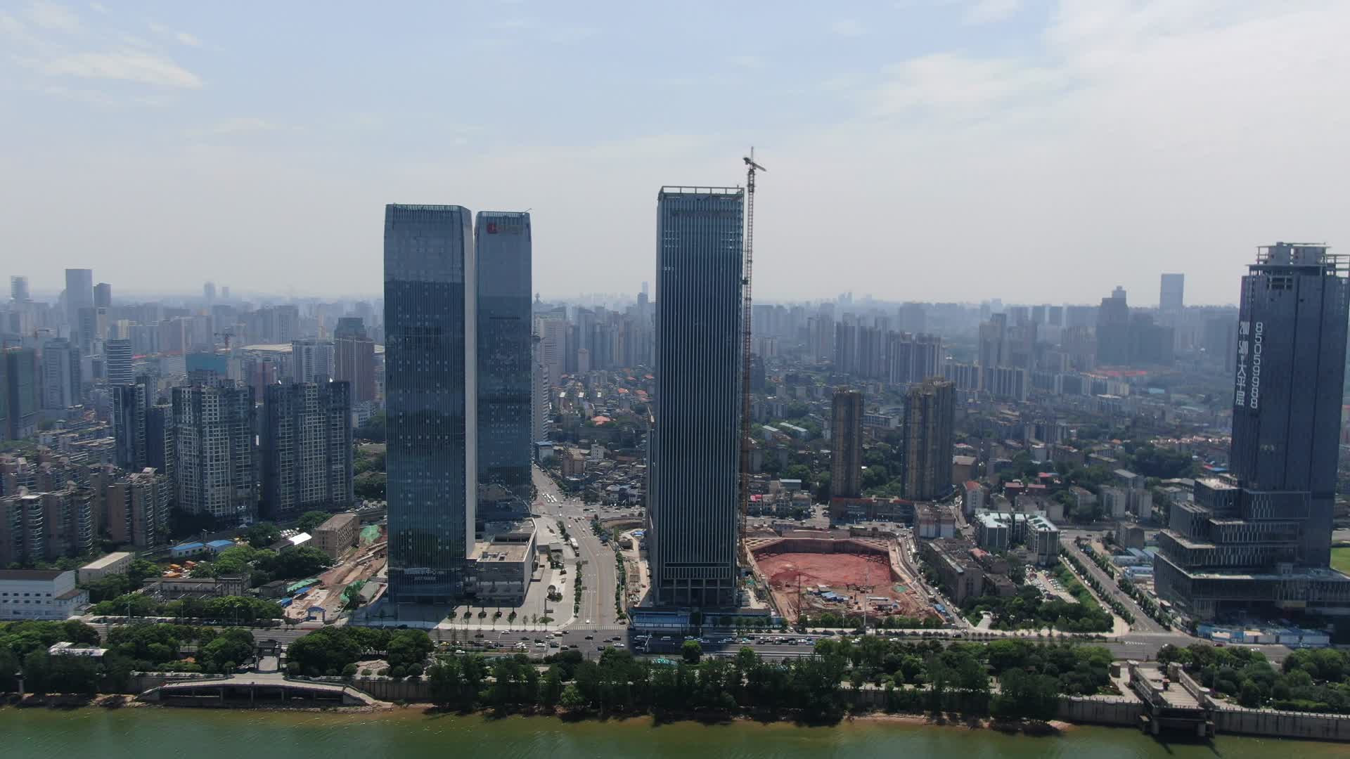 4K航拍湖南长沙湘江城市天际线视频的预览图