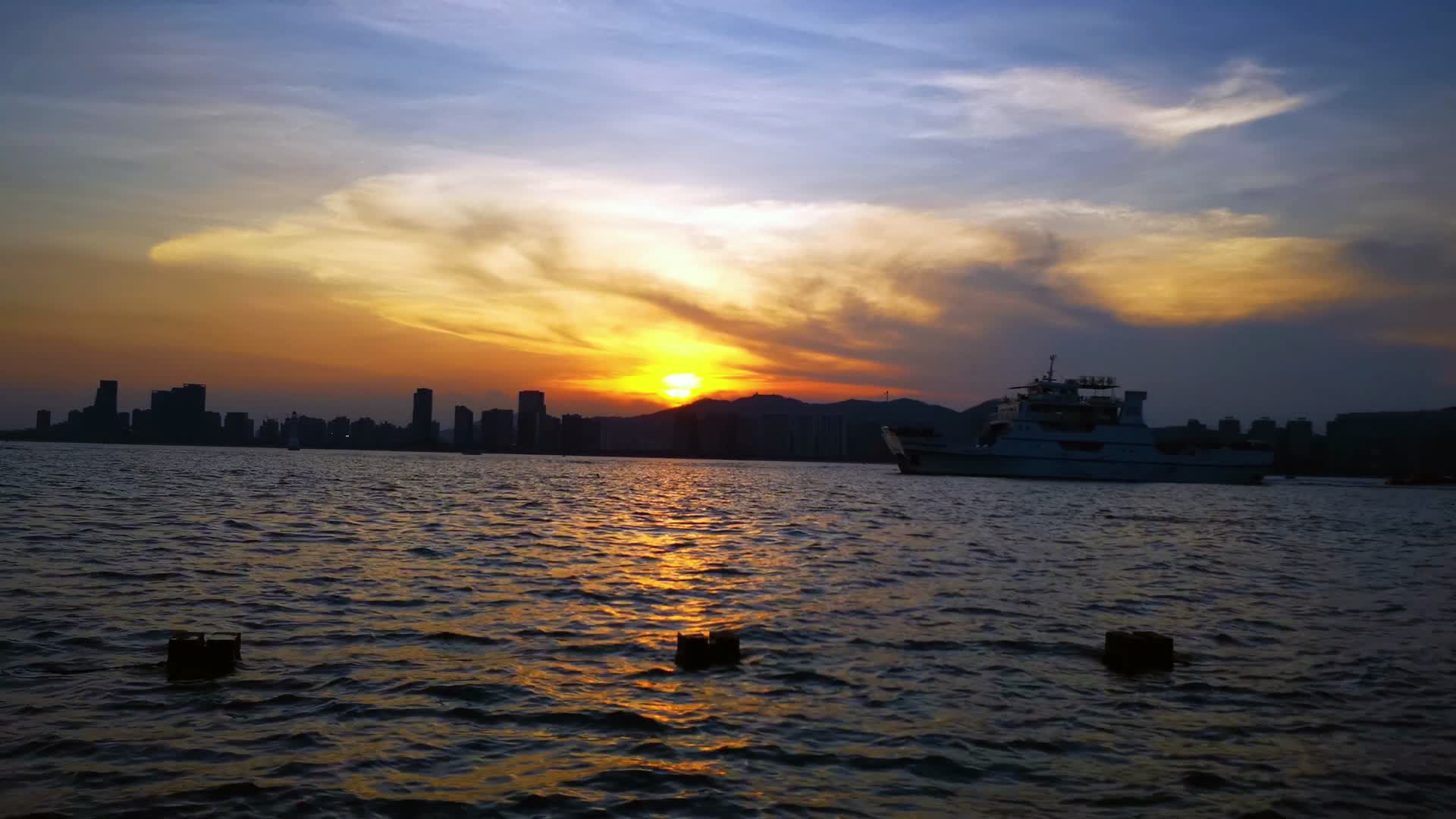 4K实拍日落游船划过海面视频的预览图