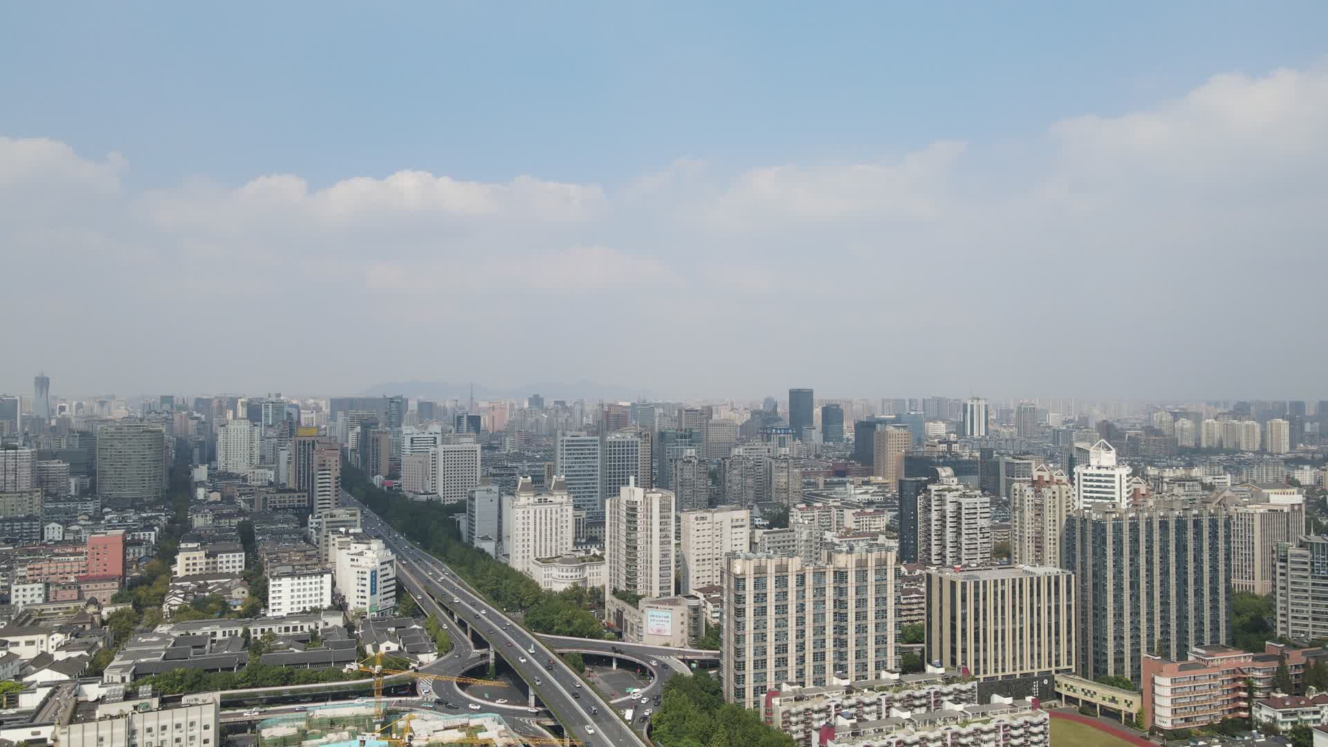 4K航拍杭州城市蓝天白云天际线视频的预览图