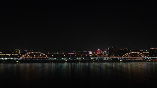 4K航拍杭州钱塘江复兴大桥夜景视频的预览图