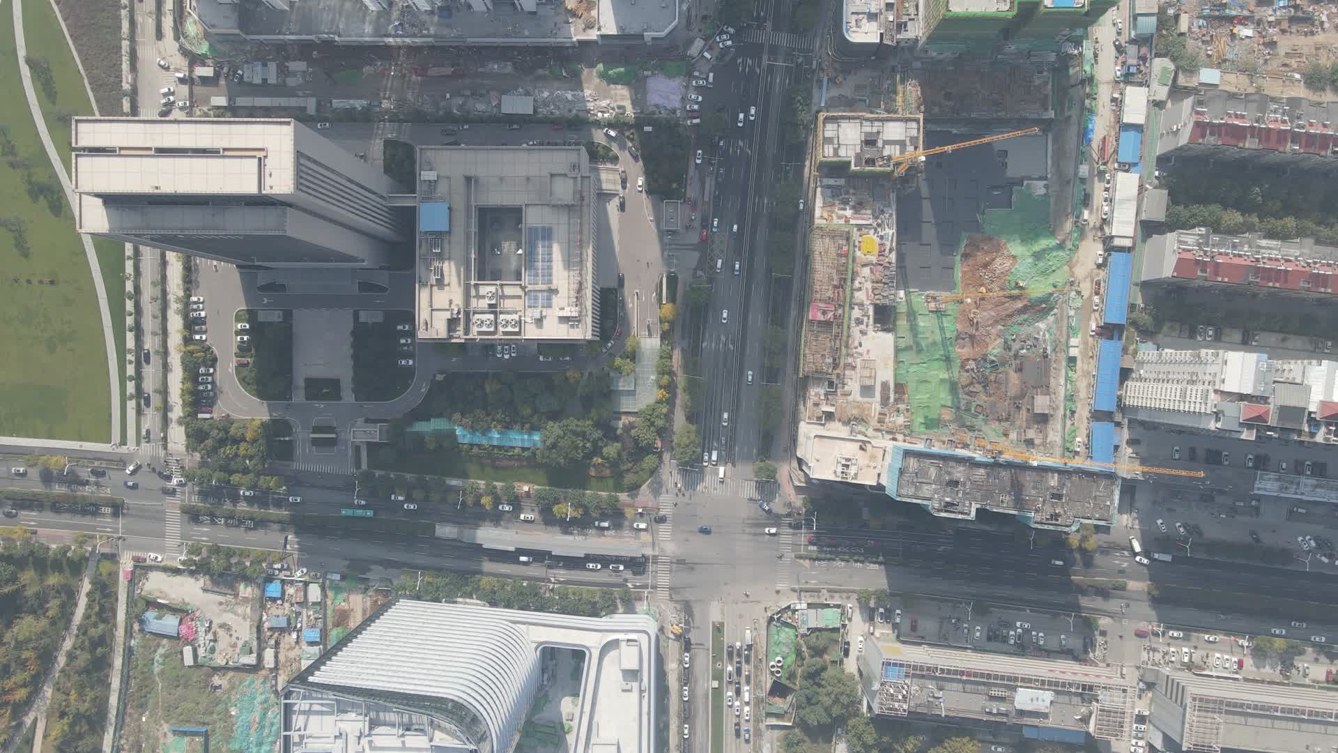 城市航拍城市高楼交通车辆视频的预览图