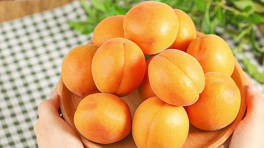 新鲜水果大黄杏高清实拍视频的预览图