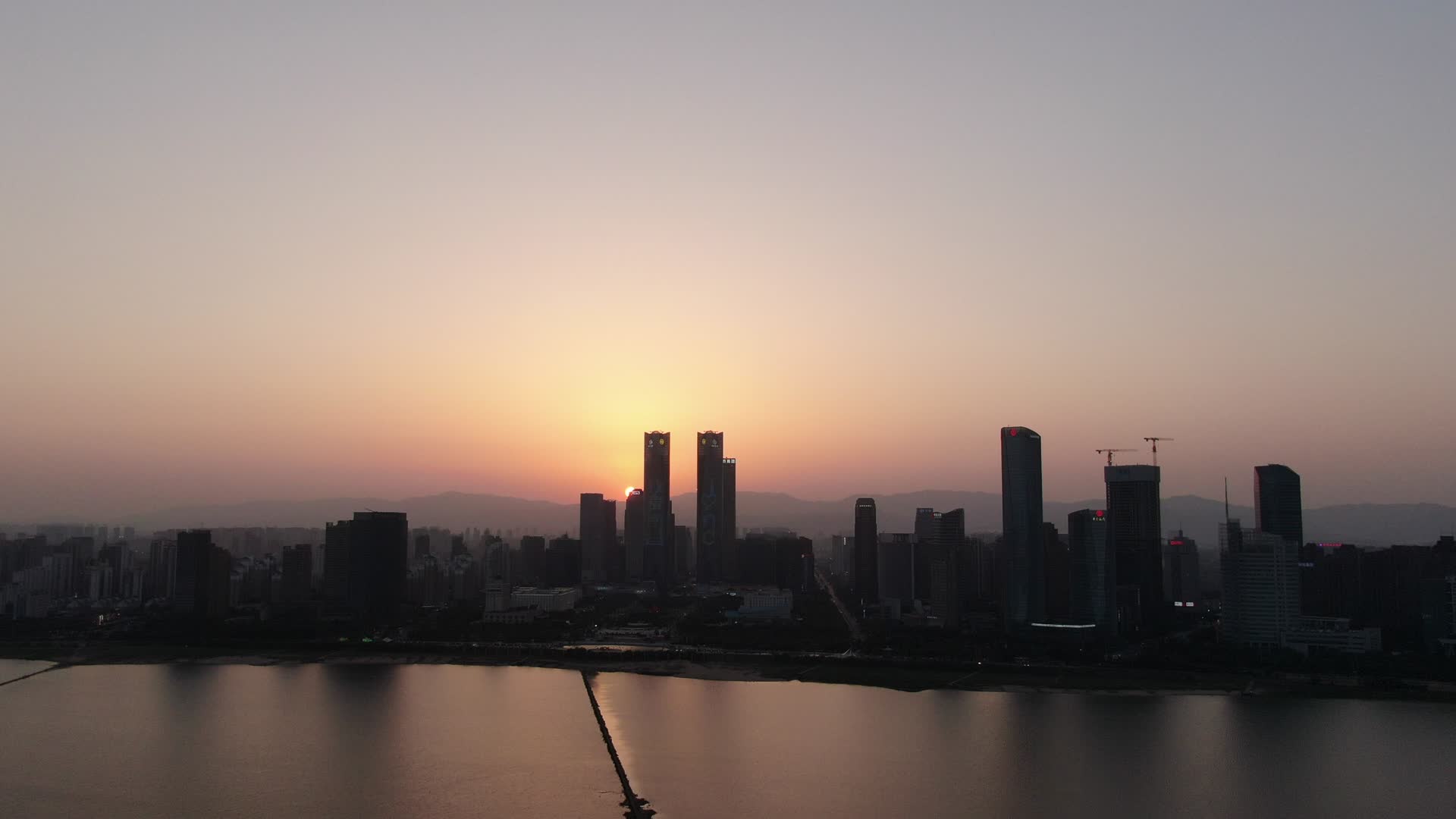 城市航拍江西南昌城市日落晚霞夕阳视频的预览图