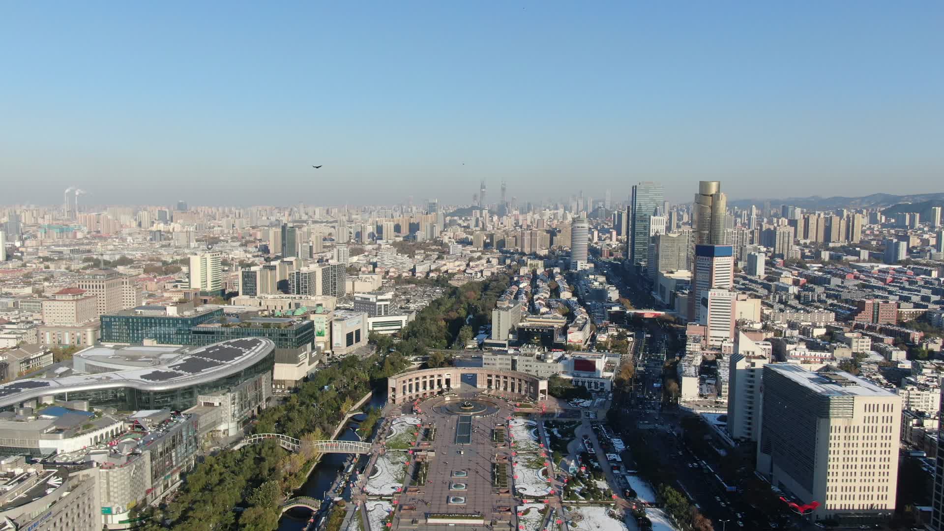 城市航拍济南泉城广场视频的预览图
