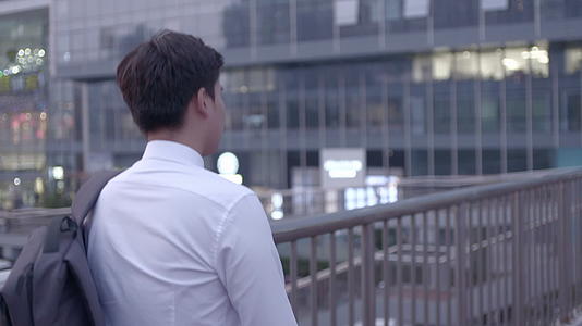 4k北京合生汇男子走路下班逛商场眺望行人视频的预览图