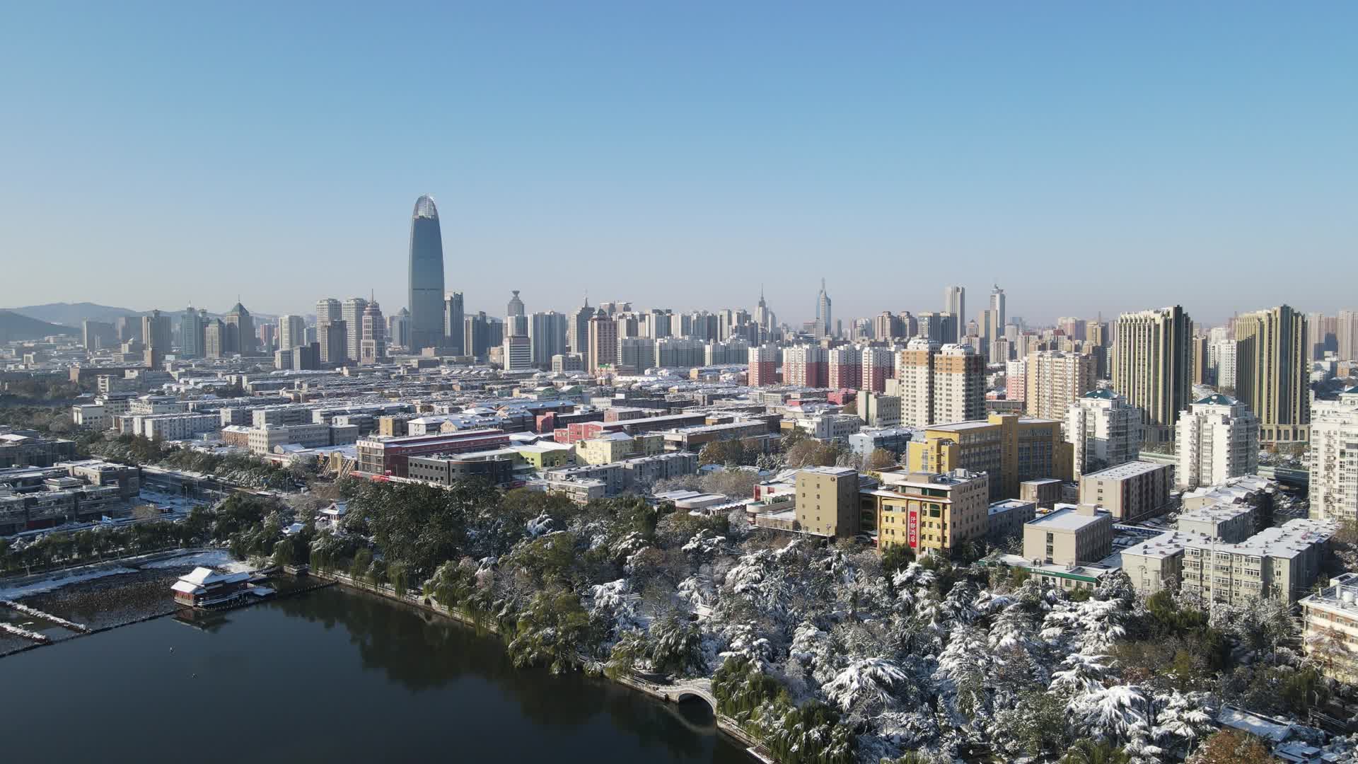 城市航拍山东济南城市雪景大明湖视频的预览图