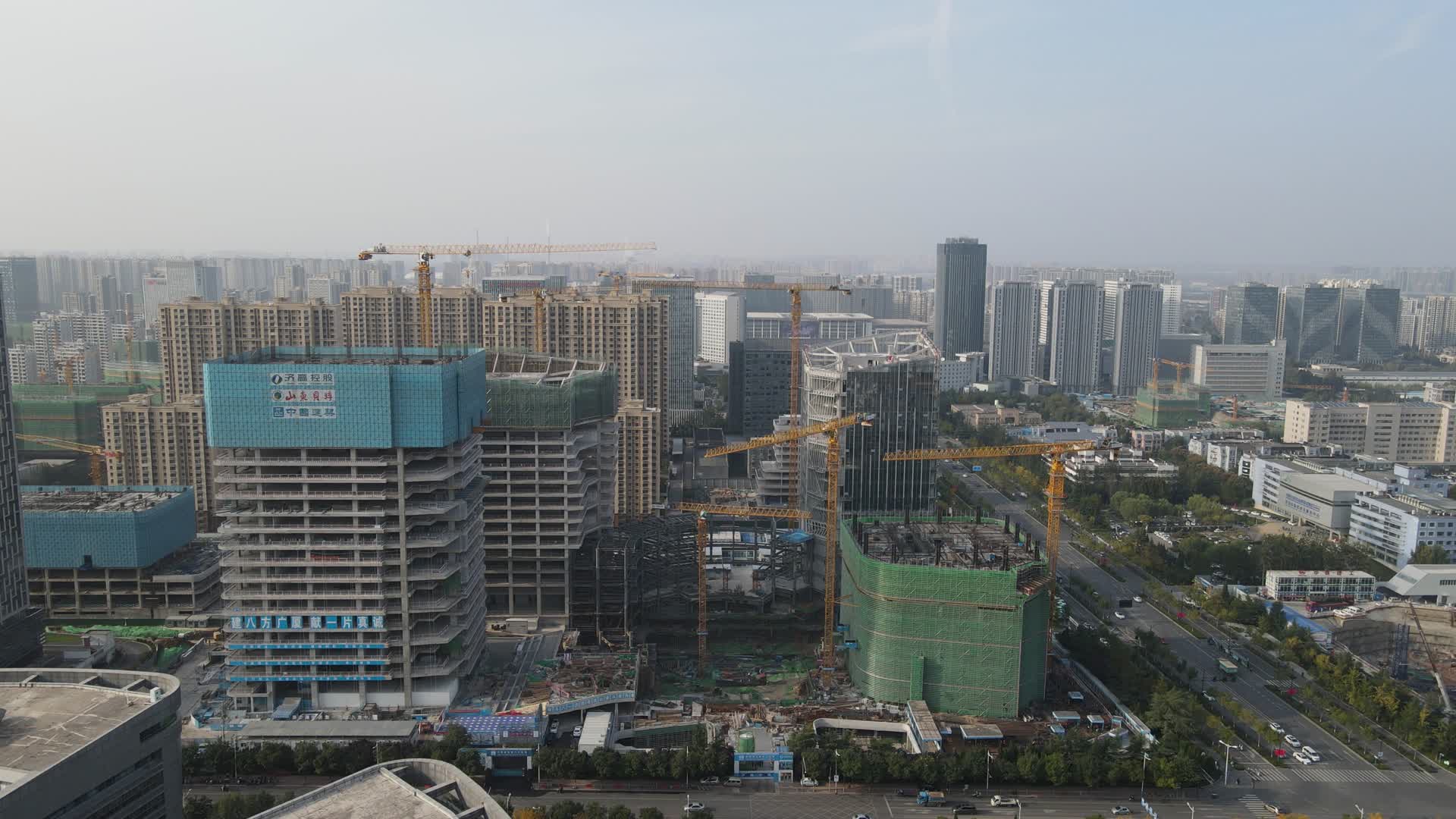 城市航拍山东济南城市高楼施工现场视频的预览图