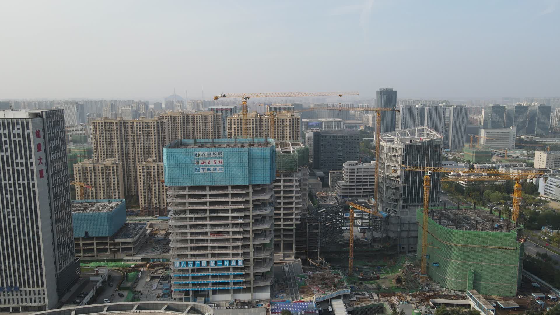 城市航拍山东济南城市高楼施工现场视频的预览图