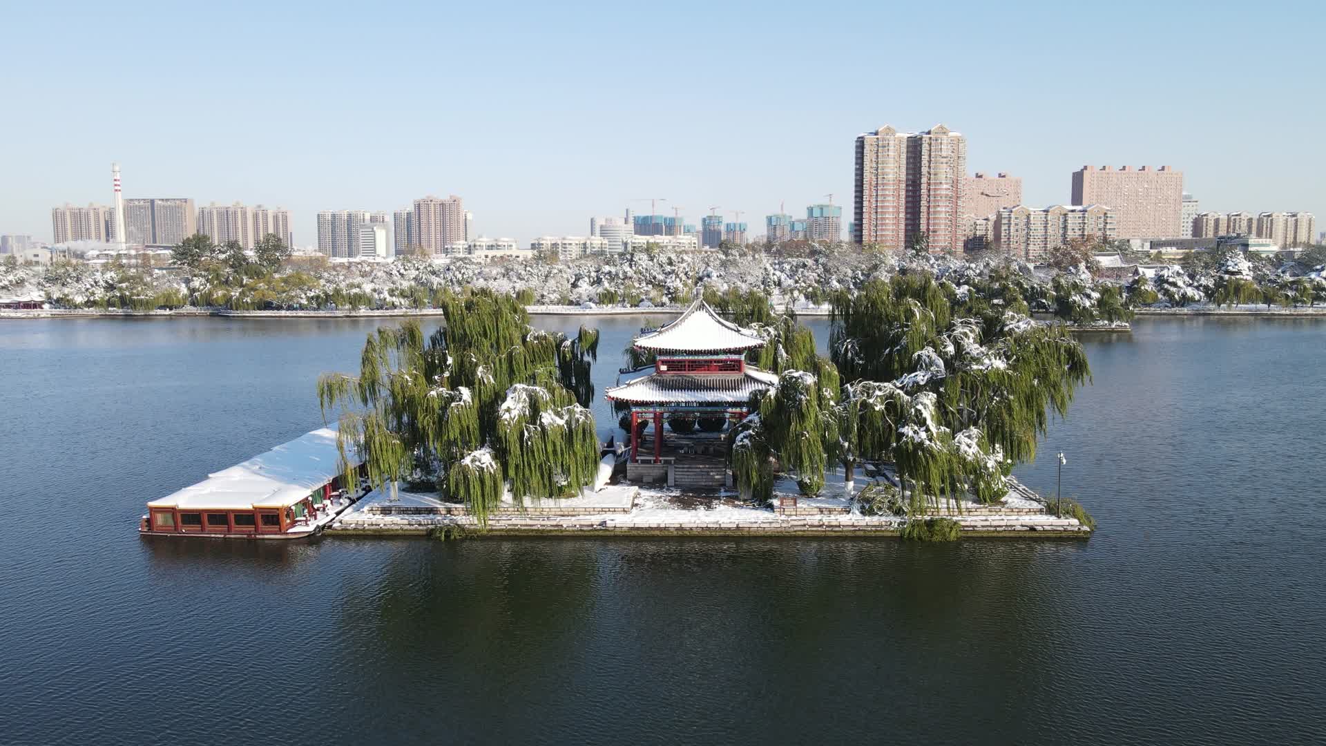 旅游景区山东济南大明湖雪景航拍视频的预览图
