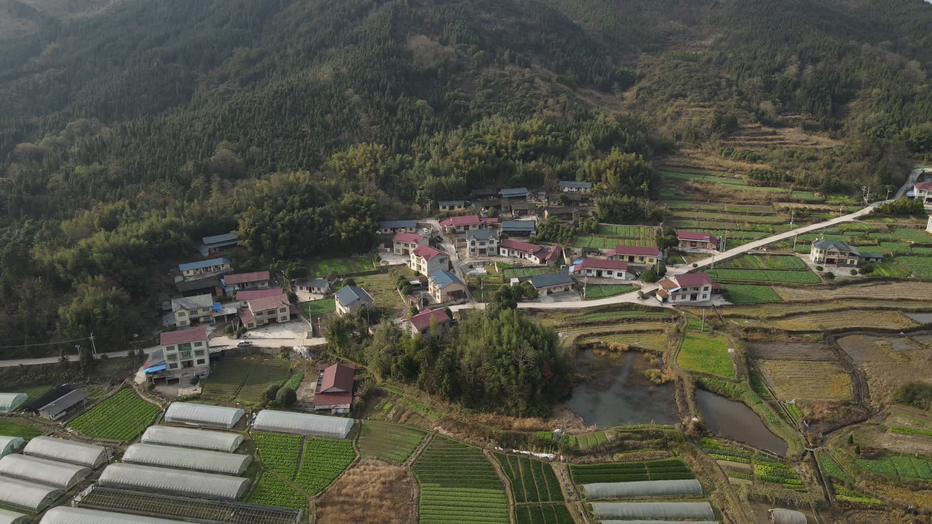 大气航拍乡村生活山脚下的小村庄航拍视频的预览图