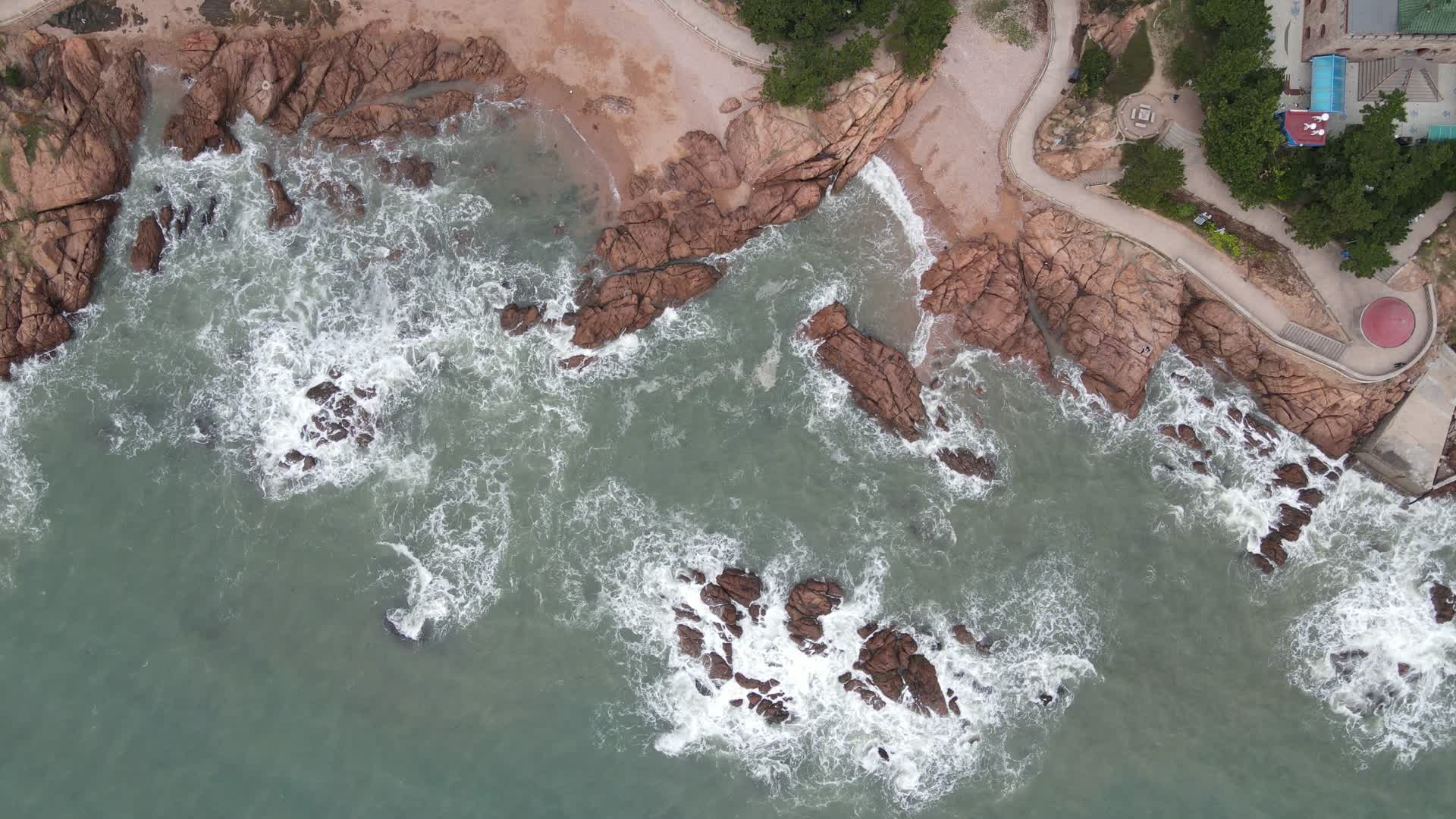 俯拍海浪拍打礁石浪花视频的预览图