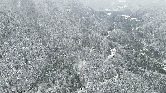 航怕大山雪景森林公路视频的预览图