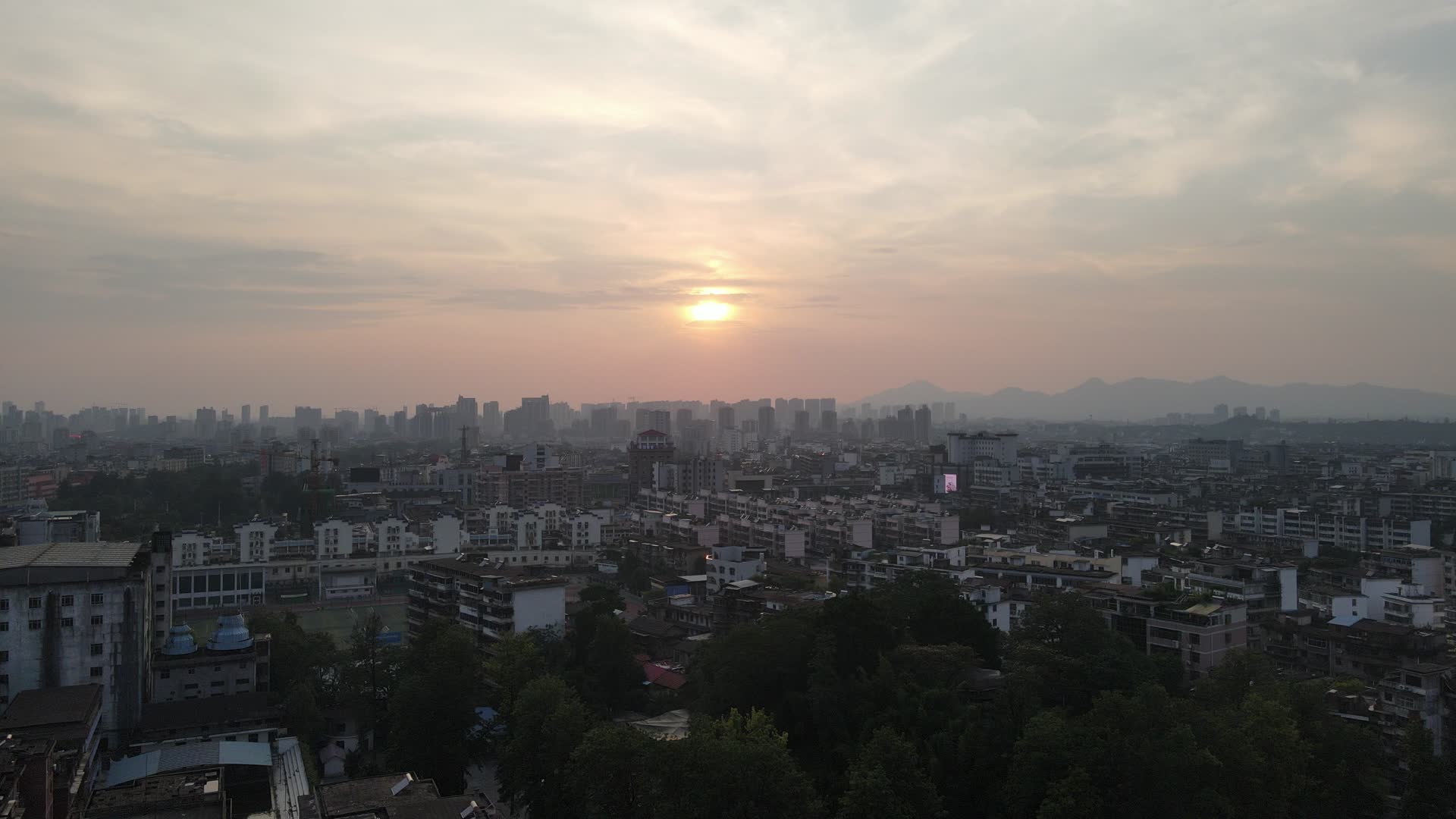 航拍城市日落晚霞夕阳下视频的预览图