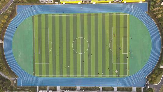 俯拍操场踢足球运动比赛视频的预览图