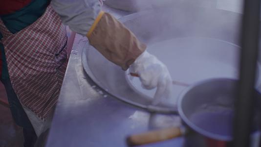 4K广西博白肠粉制作广西早餐肠粉米粉视频的预览图