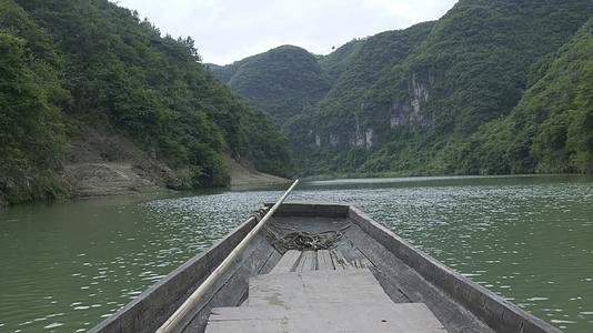 4k贵州黔东南手爬岩水库行船航行河流坐船游览视频的预览图