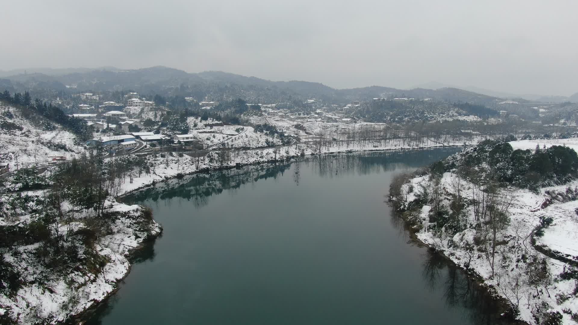 航拍河流冬天雪景视频的预览图